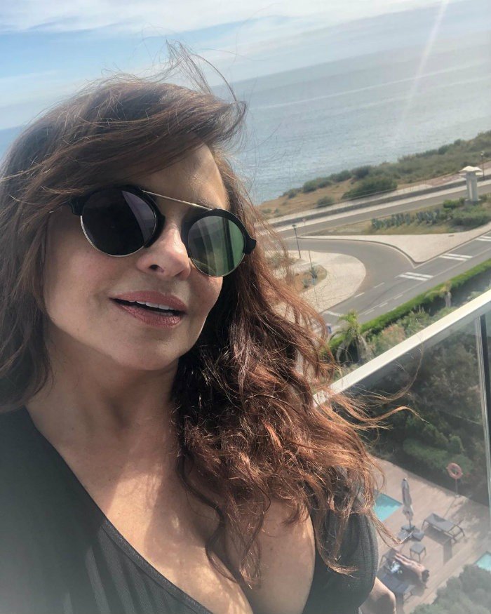 Aos 57 anos, Luiza Tomé posa com blusa decotada e recebe elogios: "Que mulher" 4 Aos 57 anos, Luiza Tomé posa com blusa decotada e recebe elogios: "Que mulher"