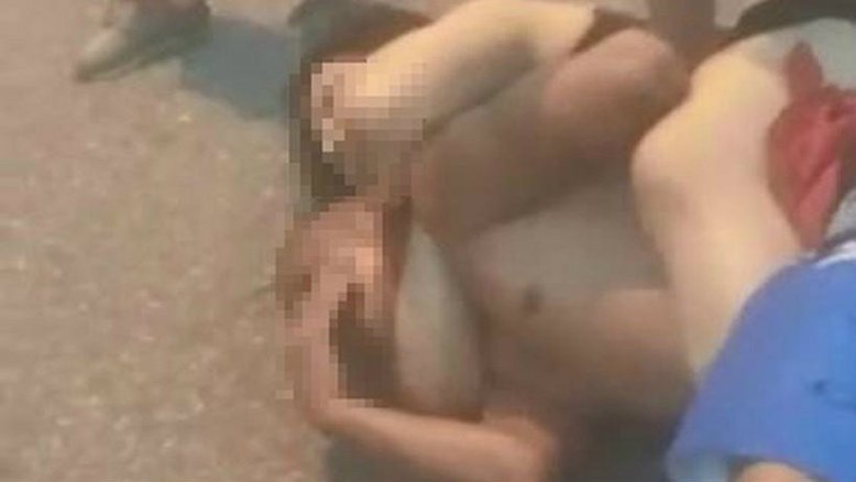Vídeo: mulher aplica "mata-leão" em ladrão após assalto; criminoso chora