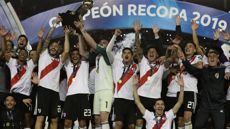 Com 2 gols no fim, River Plate bate Athletico-PR e fatura a Recopa