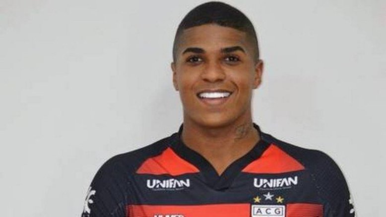 Jogador que agrediu ex-namorada rescindiu contrato para ficar mais perto da jovem, diz mãe do atleta