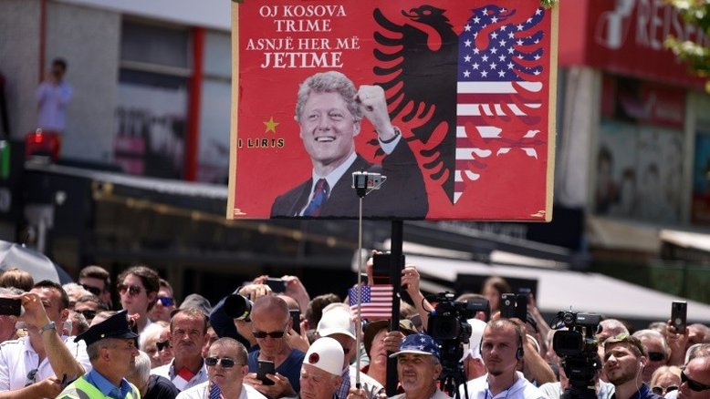 Ex-presidente Clinton é convidado de honra nas celebrações em Kosovo