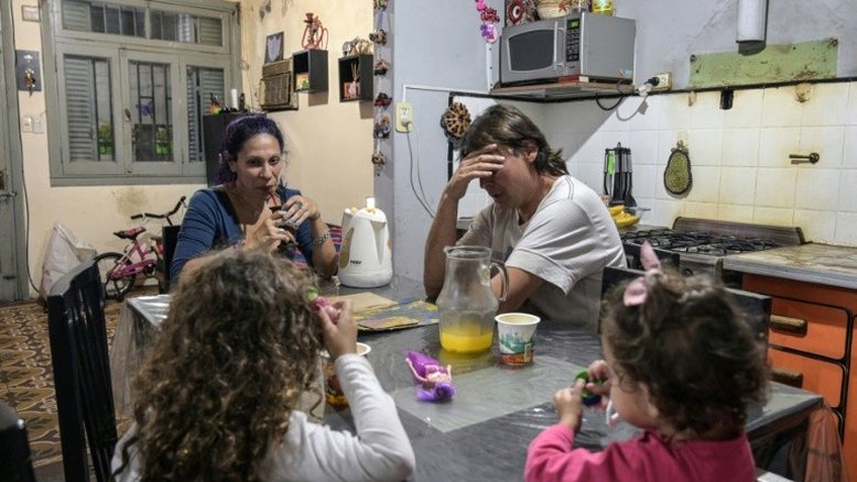 Argentinos apertam os cintos para se adaptar à crise econômica