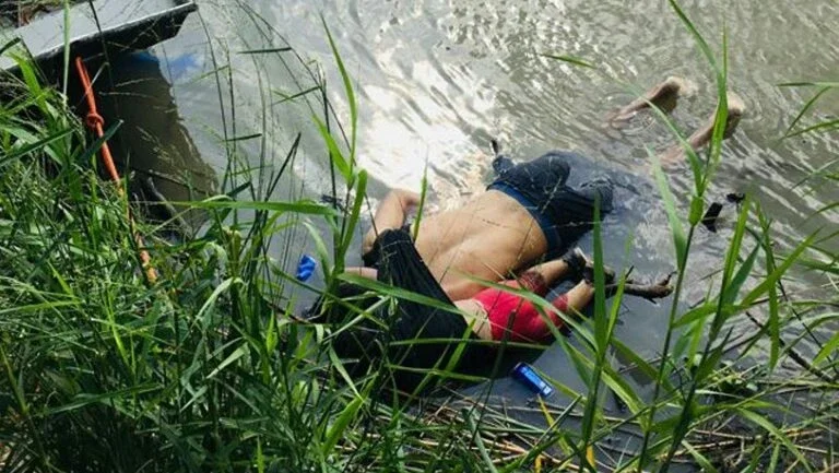 Corpos de migrante e filha que morreram afogados chegam a El Salvador
