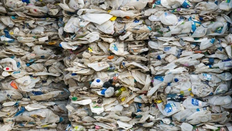 Países ocidentais buscam saída para resíduos plásticos após rejeição da Ásia