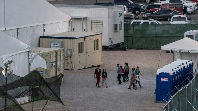Greve em empresa dos EUA contra venda de camas para centros de crianças migrantes