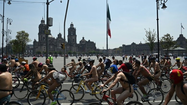 Ciclistas nus tomam Cidade do México para conscientizar sobre uso do automóvel
