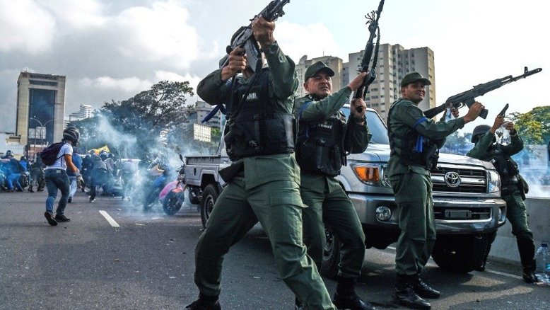 Chega a 17 o número de detidos na tentativa de rebelião militar contra Maduro