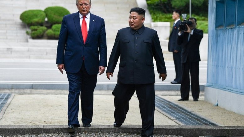 Trump cruza a fronteira e se encontra com líder da Coreia do Norte