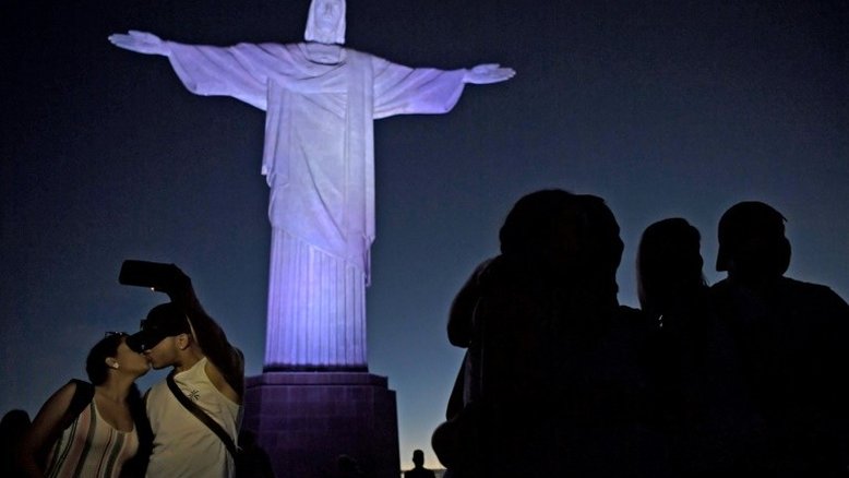 O balé de paus de selfie sob o Cristo Redentor