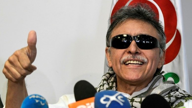 Ex-guerrilheiro procurado nos EUA toma posse em Congresso colombiano