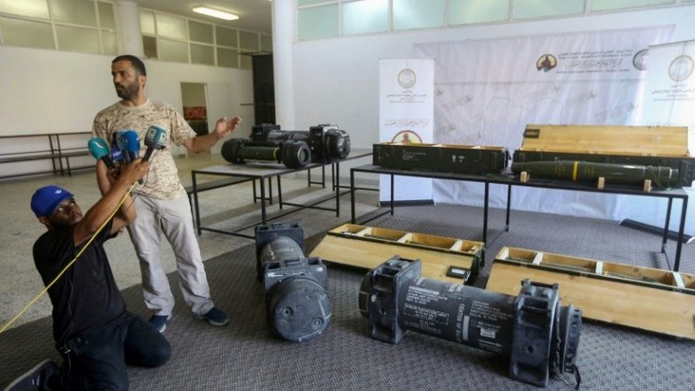 EUA investigam descoberta de mísseis americanos em base rebelde líbia