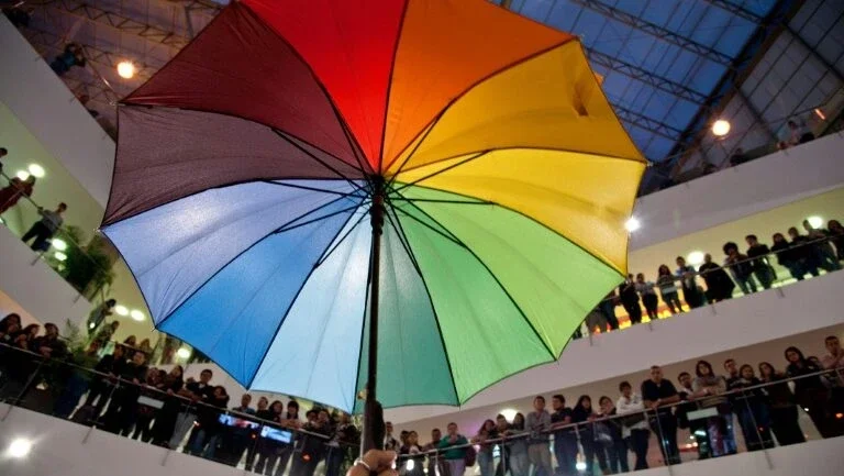 Mulher presa após beijar sua mulher na Argentina denuncia preconceito