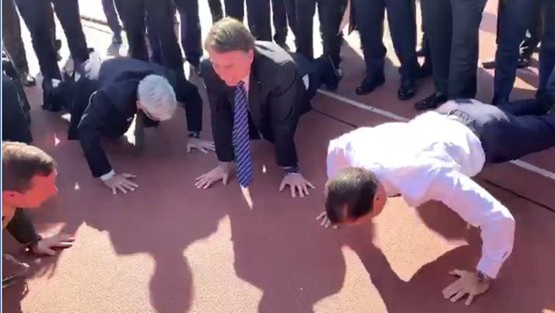 Vídeo: Bolsonaro e Doria fazem flexão de braço em São Paulo