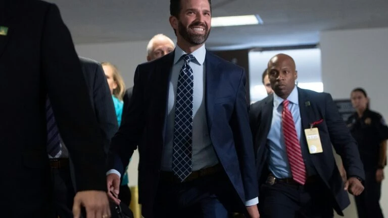 Trump Jr. chega ao Capitólio para confirmar depoimento sobre ingerência russa