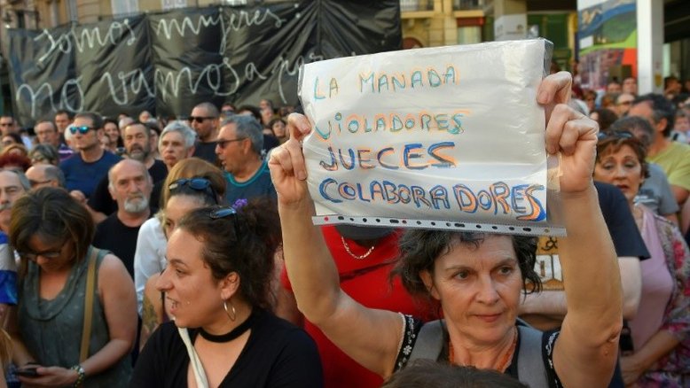 Membros de "La Manada" condenados por estupro coletivo na Espanha