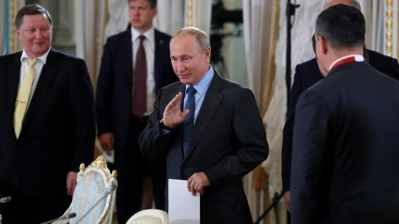 Putin pergunta se quem apoia Guaidó está louco