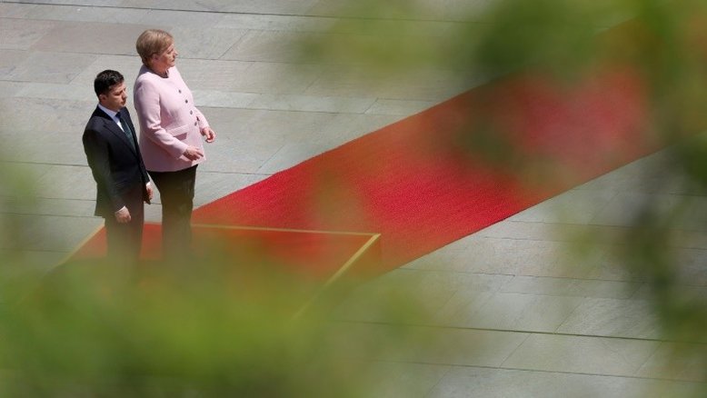 Angela Merkel passa mal em cerimônia oficial