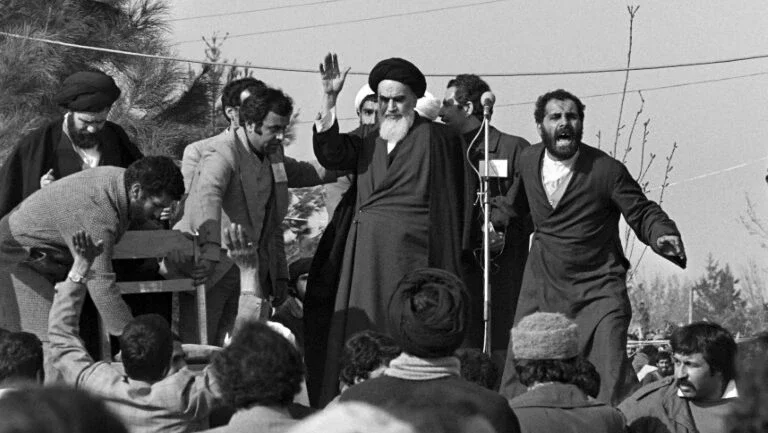Aiatolá Khomeini ainda é referência no Irã 30 anos após sua morte