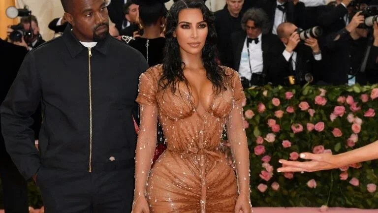 Jornal afirma que Kim Kardashian pediu divórcio de Kanye West