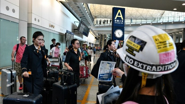 Manifestação no aeroporto de Hong Kong para 'educar' visitantes