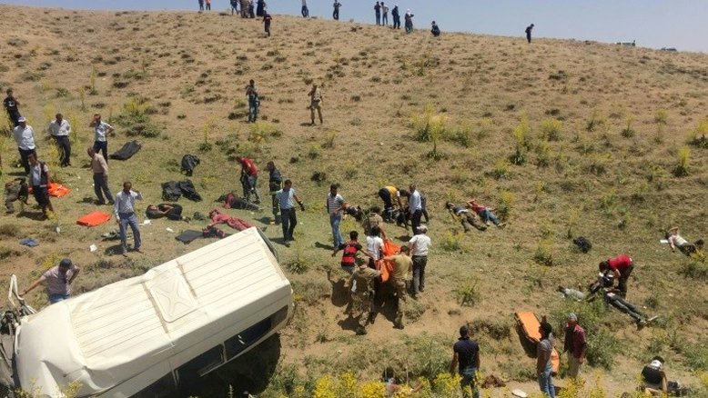Acidente de micro-ônibus mata 15 migrantes na Turquia