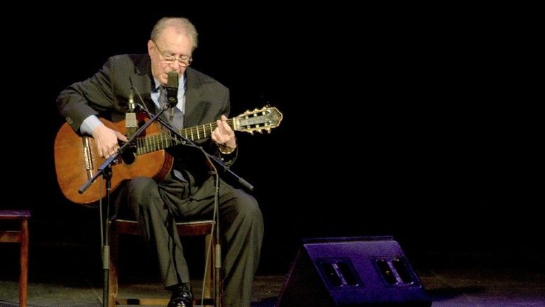 Corpo de João Gilberto é velado no Teatro Municipal do Rio