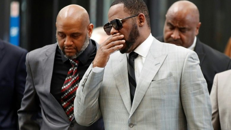 Cantor R. Kelly detido por posse de pornografia infantil