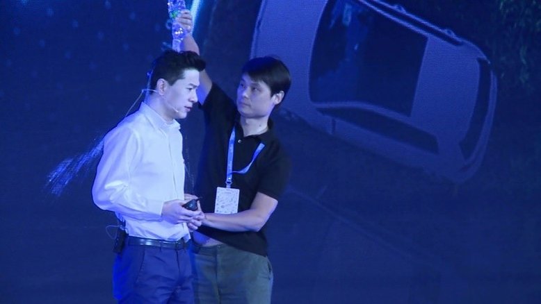 Homem despeja água na cabeça de fundador do Baidu durante conferência em Pequim