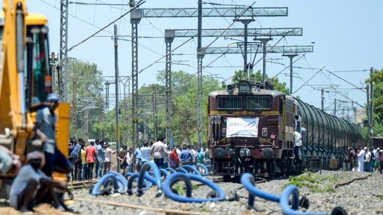 Trem com 50 vagões leva água a cidade indiana afetada pela pior seca em décadas