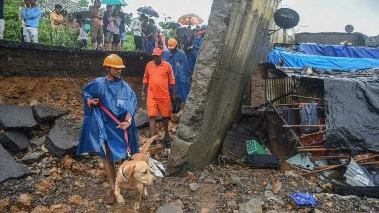 Queda de muro deixa 15 mortos em Mumbai