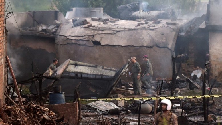 Acidente aéreo no Paquistão deixa 17 mortos