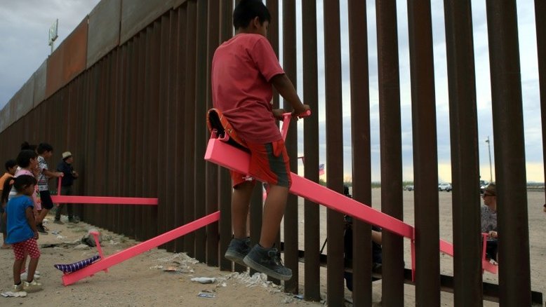 Gangorras unem pessoas dos dois lados da fronteira entre México e EUA