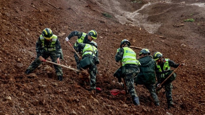 Sobe para 36 número de mortos em deslizamento de terra na China