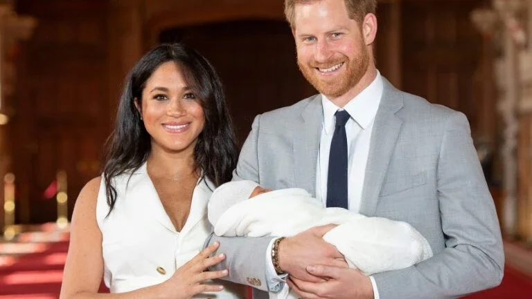 Harry e Meghan anunciam cerimônia privada de batizado de seu filho