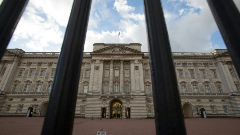 Homem é detido por escalar portão do Palácio de Buckingham