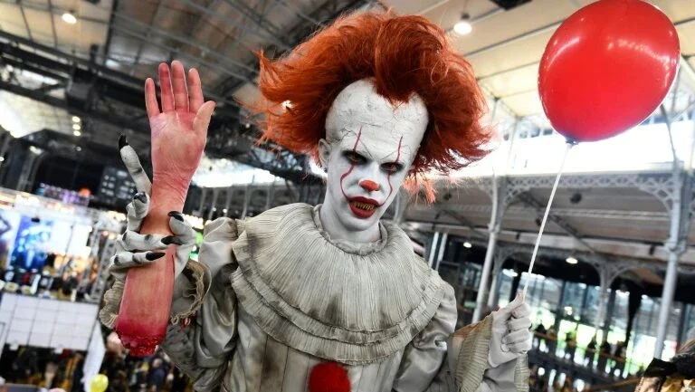 Cosplayer recia o palhaço Pennywise de "It" na Comic Con de Paris 2017 - AFP/Arquivos