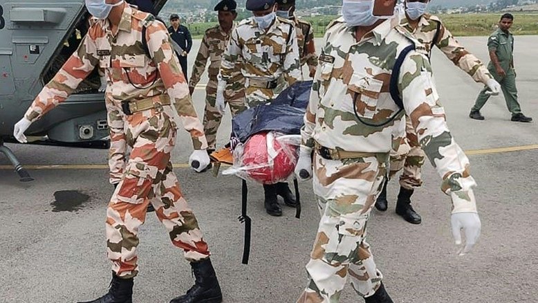 Índia recupera corpos de alpinistas mortos no Himalaia