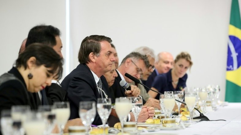 Sem fazer concessões, Bolsonaro busca corrigir sua imagem fora do Brasil