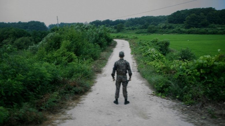 Homem norte-coreano cruza fronteira entre as duas Coreias