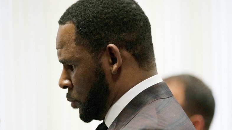 Cantor R. Kelly se declara inocente e permanece na prisão