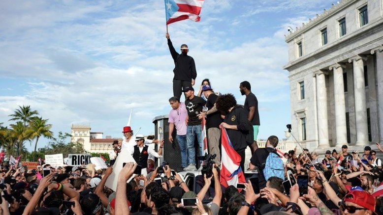 Protestos contra o governador de Porto Rico promovidos por artistas acaba em distúrbios