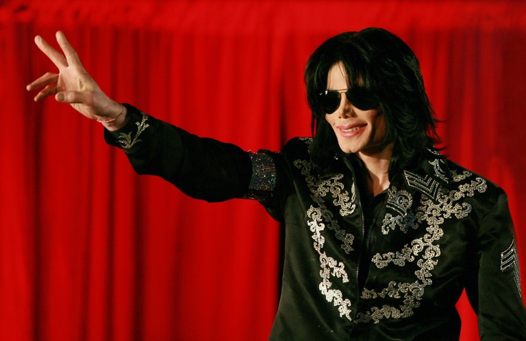 Morto há 14 anos, Michael Jackson pode virar réu após nova acusação de abuso sexual 