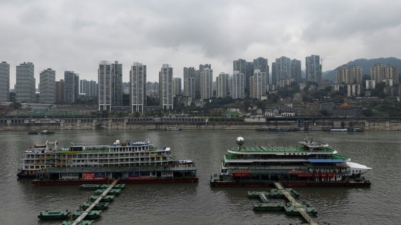 Menino de 3 anos sai ileso de queda de 5 andares na China