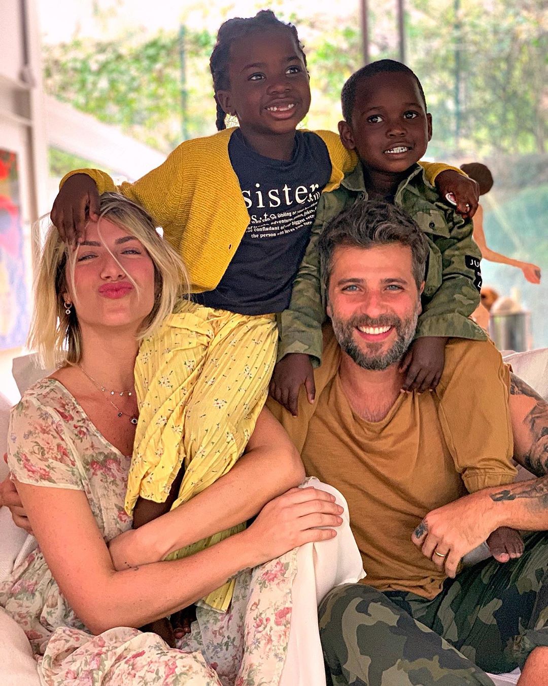 Gio Ewbank e Gagliasso divulgam primeira foto com o filho Bless