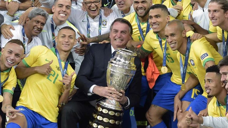 Após sequestrar a camisa da Seleção, Bolsonaro agora quer a CBF