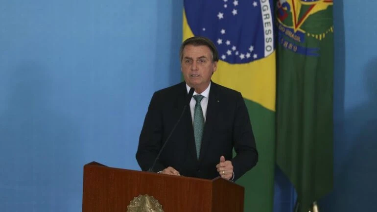 Bolsonaro improvisa e fala em mudar regras de trabalho análogo à escravidão