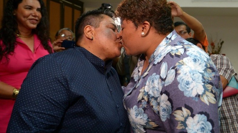Duas mulheres se tornam primeiro casal gay a contrair matrimônio no Equador
