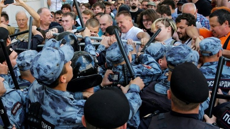Protesto de Moscou termina em quase 1.400 detidos, UE condena