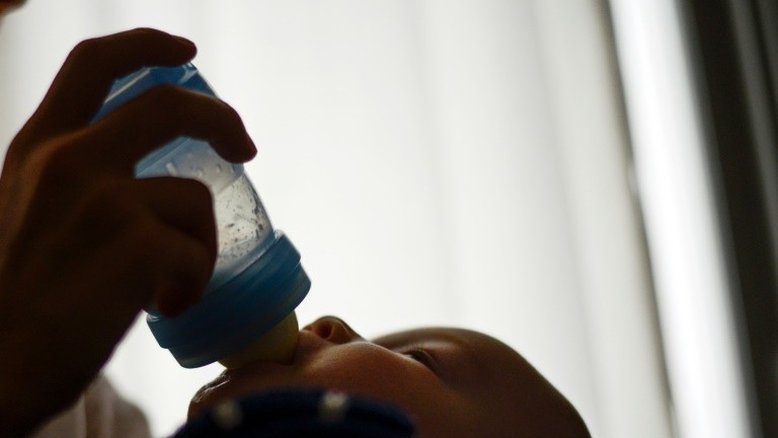 Alimentos para bebês têm muito açúcar, alerta a OMS