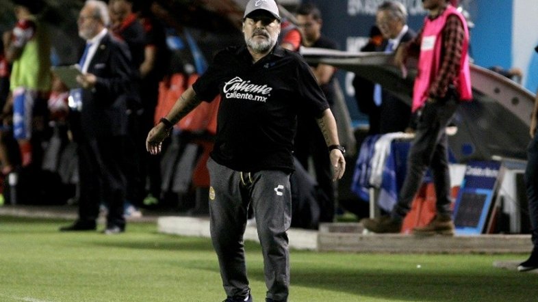 Maradona no comando do Gimnasia conta com protestos, derrotas e homenagens